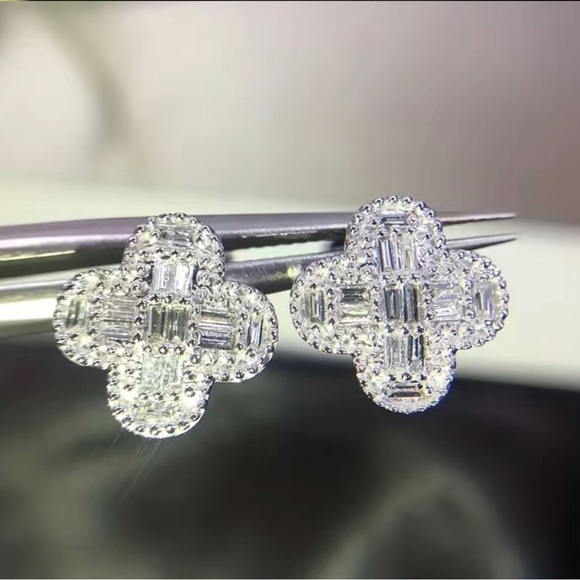 Jewelry - NEW Exquisite Flower Clover Stud Earrings SILVER
